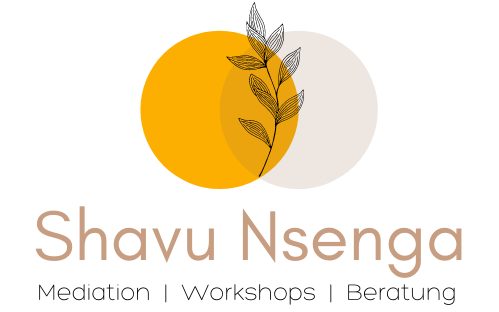 Shavu Nsenga - Mediation Workshops Beratung; Logo mit zwei Kreisen und einer Pflanze in der Mitte